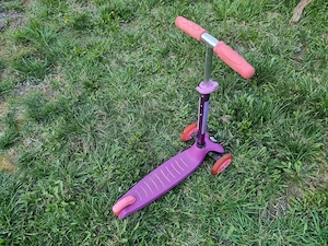 Vând trotinetă roz cu trei roți Playtive