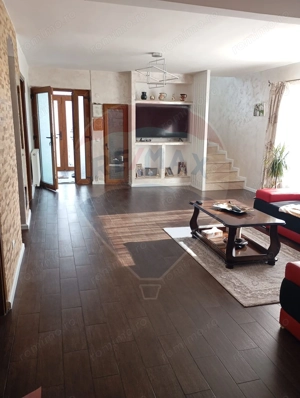 Casă / Vilă cu 7 camere de vânzare - imagine 3