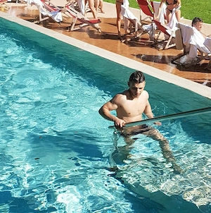 Domn discret ofer companie selectă doamnelor și domnișoarelor   locație și mașină de lux