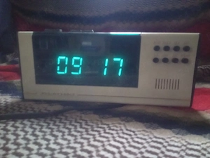 Vând ceas electric desteptator,alimentat la priza 220 volti