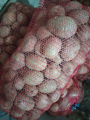 Cartofi pt consum recent ambalati albi stare foarte buna. 