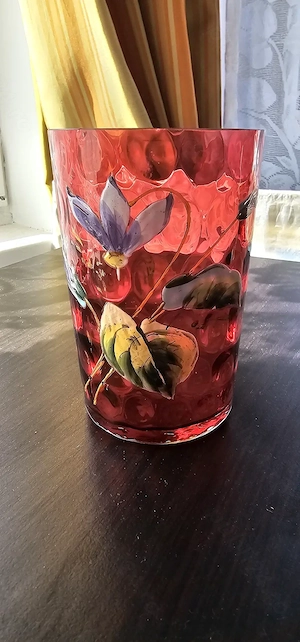 Pahar nou din cristal rubin.Are o vechime de peste 100 de ani. 