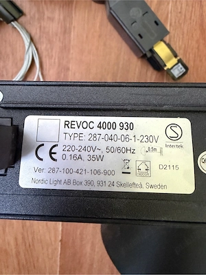 REVOC 4000 930 este un spot proiector LED track light corp direcțional