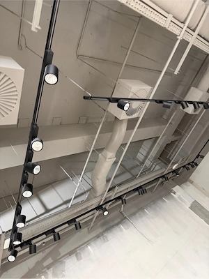 REVOC 4000 930 este un spot proiector LED track light corp direcțional