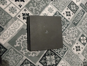 ps4 vând urgent 