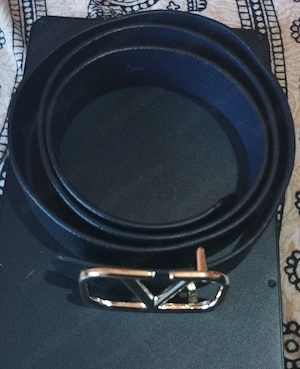 vînd curea Valentino 