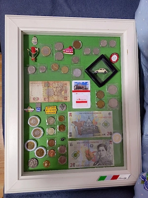 Tablou De Antichitati Cu Bancnote Si Monezi Vechi