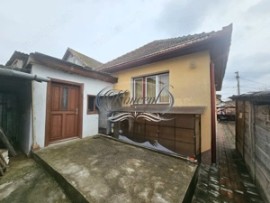 Casa solida cu teren drept si pozitie retrasa - imagine 6