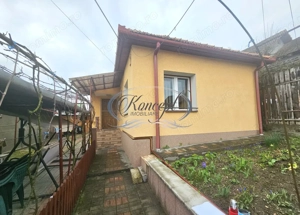 Casa solida cu teren drept si pozitie retrasa