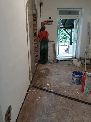 Echipă de instalatori și electricieni