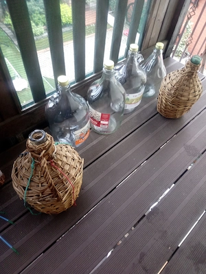 Vând 6 damigene sticla de 5 litrui