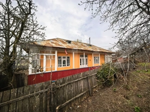 Casa Comarna cu 3500 mp teren la asfalt