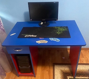 Vând  birou,umerașe ,suporți perete și mobilier magazin. 