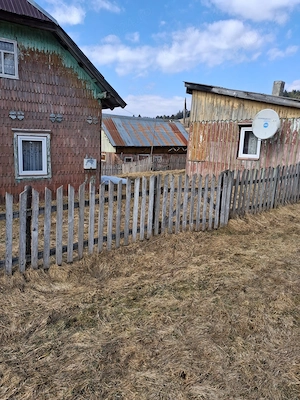 Casa lemn masiv acoperita recent + 5 anexe + teren peste 15000 mp la 46000 Euro negociabil - imagine 5