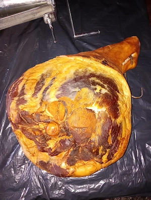 Vand sunca de casa afumat 50 lei kg si slanina afumat 40 lei kg  Mihaeni jud Satu mare