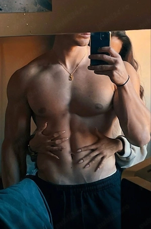 Domn discret, generos, cu respect față de cupluri sau femeie