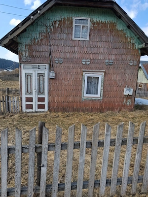 Casa lemn masiv acoperita recent + 5 anexe + teren peste 15000 mp la 46000 Euro negociabil - imagine 6