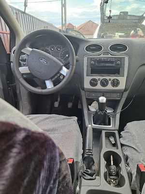 vând ford focus2