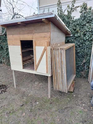 Coteț pentru găini din lemn și lambriu 