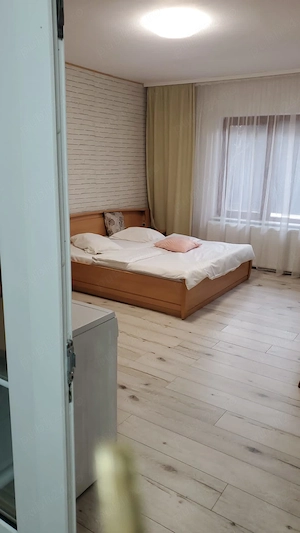 Vând 3 studiouri, 4 camere cu băi proprii și bucătărie comună, toate situate în aceeași clădire