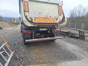 Cap tractor Volvo, am 2006, Euro 3, tracțiune 4x4, kit basculare original. Semiremorca basculabila - imagine 4