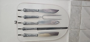 Un set tacamuri alcatuit din 5 piese