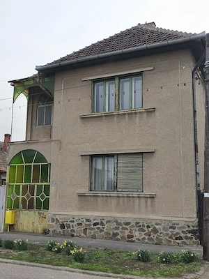 Casâ cu etaj construita ín anul 1976 - imagine 5