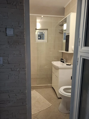 2 camere amenajate modern, mobilate, zona Micro 17 Pret 400 Euro - imagine 15