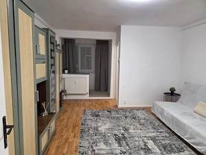 garsoniera dristor-metrou la scara blocului-modern