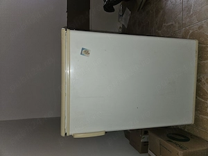 Vând Frigider mic inclusiv compartiment congelator. 