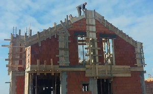 Angajam        zidari     meseriași    