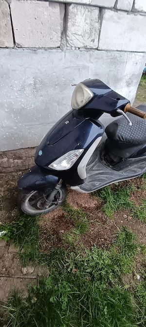  vând scuter piaggio vespa funcționează fără acte. doar pe câmpuri lunca dealuri preț 1000i  - imagine 3