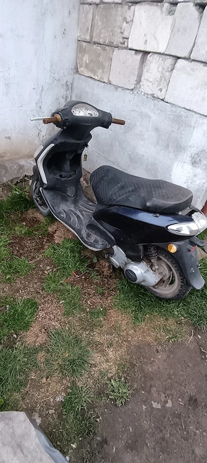  vând scuter piaggio vespa funcționează fără acte. doar pe câmpuri lunca dealuri preț 1000i  - imagine 4