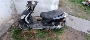 vând scuter piaggio vespa funcționează fără acte. doar pe câmpuri lunca dealuri preț 1000i  - imagine 5