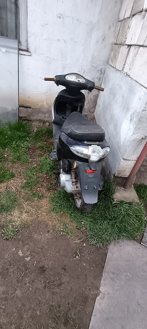  vând scuter piaggio vespa funcționează fără acte. doar pe câmpuri lunca dealuri preț 1000i  - imagine 2