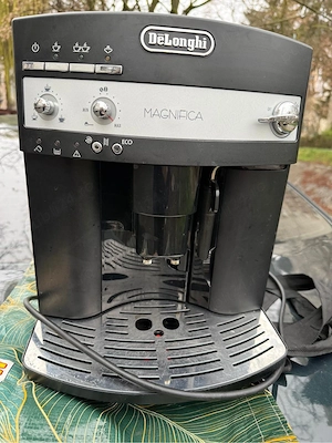 vand aparat de cafea Delonghi Magnifica
