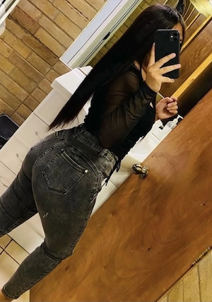 Buna Am locatie fac si deplasari 