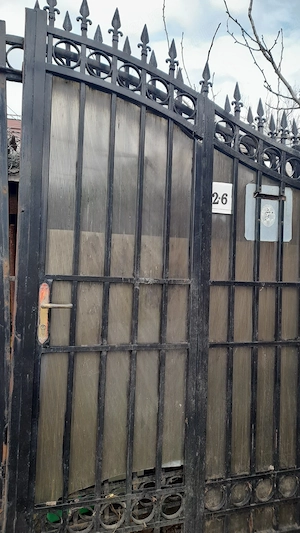 Poartă fier cu poartă mică inclusă în ea