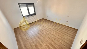 4 camere decomandate, 2 bai , 3 balcoane  Stefan cel Mare Bacau etaj 3 din 4  - imagine 7