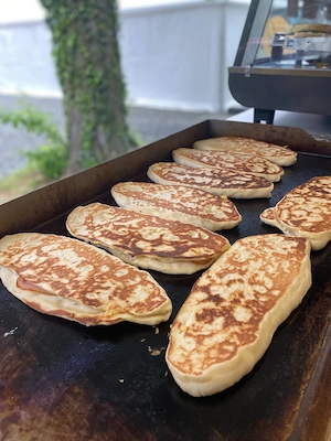 Căutăm colege colegi!!Angajam personal pentru prepararea lángos ului și a plăcintelor !Va așteptăm !