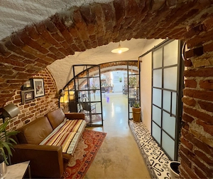 Inchiriez spatiu comercial camera35mp cu zona de asteptare baie proprie SAD in acte intrare din str 