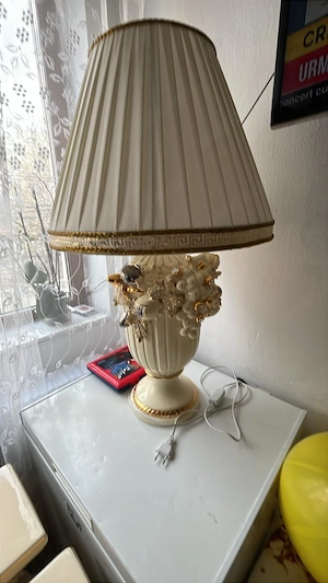 Vând Veioza de porțelan versace  culoarea  alba