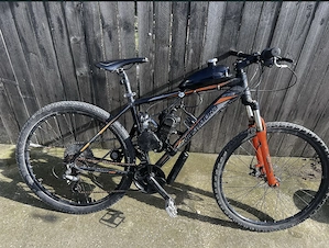 Vând bicicletă motor în 2 timpi 80cc 1.500 negociabil 