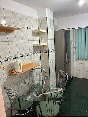 inchiriez ap 3 camere, bulevard Decebal , stradal  - imagine 9