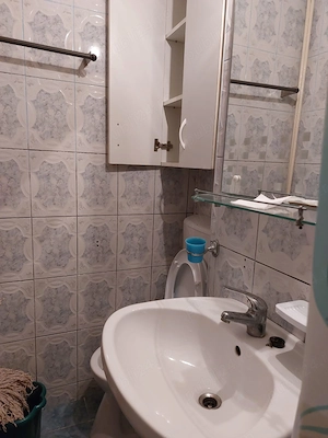 Inchiriez apartament 1 camera decomandat in HUSI Aleea Scolii 8, zona Stadion