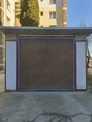 Usa garaj izolata, automata, cu telecomanda