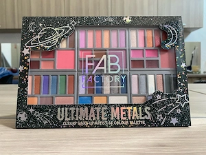Paletă de machiaj CARDSPLITTER Ultimate Metals, 66 culori, farduri