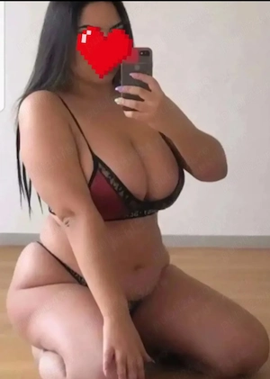 Bruneta cu forme ! Drumul taberei 