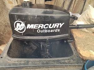 motor barca Mercury de cinci cai