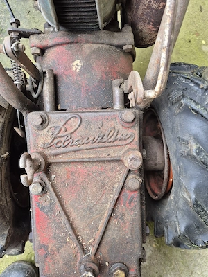 Tractoras tuns iarba - imagine 2